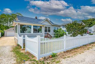 Peconic Sound Beach Home: Backyard & Vineyards - Peconic - 9