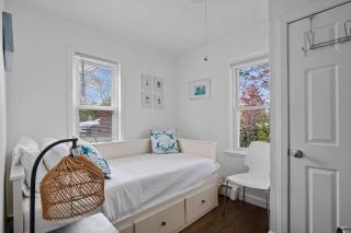 Sea Cliff Charm: 5 Mins to Beach, Firepit - 1