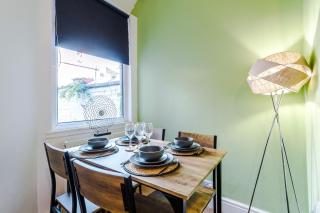 Stylish 3 bedroom home - FREE parking, smart TV, sleeps 8 - Manchester - 9