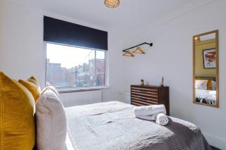Stylish 3 bedroom home - FREE parking, smart TV, sleeps 8 - Manchester - 1