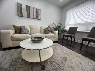 Three Bedroom Spacious Bangalow with Free Parking, closer to commercial area and highways - Mississauga - 9