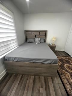 Three Bedroom Spacious Bangalow with Free Parking, closer to commercial area and highways - Mississauga - 4