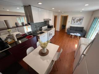 Chic 2BR Suite in Vancouver West - Vancouver - 3