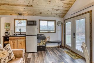 Cozy Creekside Retreat - 9