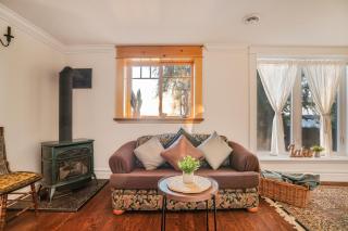 Lakefront Retreat with Sauna, Fireplace & Parking - Port Perry - 4