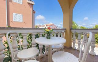 Cozy Apartment In Srima With Wifi - 1