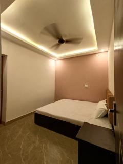 Shri Nath ji Paying guest House Near Kashi Vishwanath temple - 1