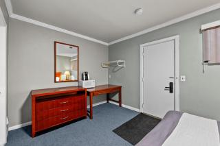 1BR w Smart TV AC Self Check-in MI - 5