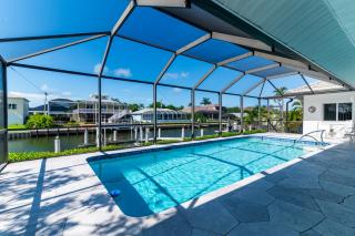 Waterfront 3 Bed Playground in Paradise Awaits - 7