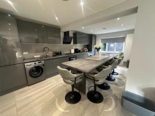 3 Bed heated pool spacious home In Tilehurst - Tilehurst - 2