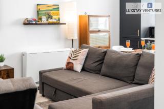 Free Secure Small Car Park - Sleeps 6, City Centre Apartment with Lift Access - 5 Mins Walk to Beach and Station - 6