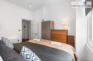 Free Secure Small Car Park - Sleeps 6, City Centre Apartment with Lift Access - 5 Mins Walk to Beach and Station - 1