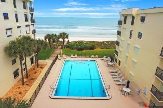 Spacious oceanfront condo with shared pool and tennis courts - 6