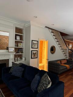 Classy Victorian Brownstone Subway Shopping - Washington - 6