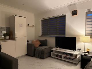 Fully Detached Studio Annexe with King Bed for 2 & Sofa Bed for 2 - Cambourne - 8