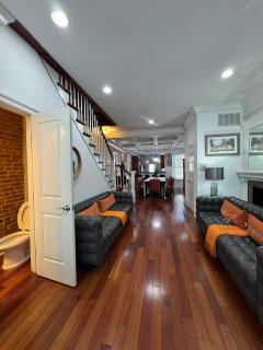 Classy Victorian Brownstone Subway Shopping - Washington - 4
