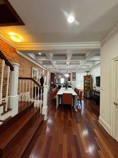 Classy Victorian Brownstone Subway Shopping - 2