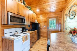 Wildflower Cabin with a private hot tub - Bryant - 2