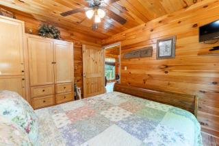 Wildflower Cabin with a private hot tub - 2