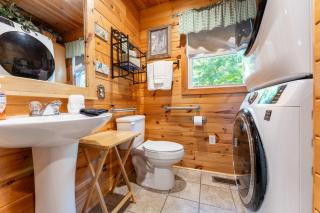 Wildflower Cabin with a private hot tub - 1