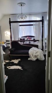 The Luxurious Manor - Very Large Bedroom with Private Ensuite - 7