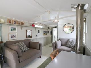 The Artist's Cabin By The Sea - 4