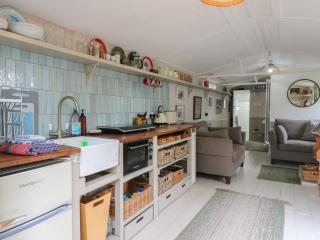 The Artist's Cabin By The Sea - 2