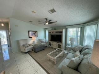Enjoy Paradise in enjoy Paradise in this 2 bedroom 2 bath beach house located near the marina - Jensen Beach - 0