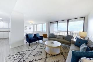 Renovated 3rd-floor condo with oceanfront balcony, AC & outdoor pool - 8