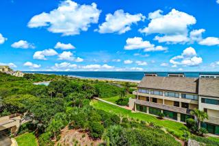 Renovated 3rd-floor condo with oceanfront balcony, AC & outdoor pool - 5