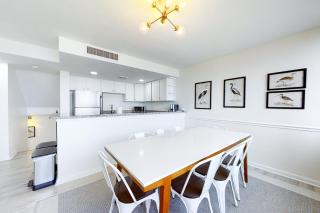 Renovated 3rd-floor condo with oceanfront balcony, AC & outdoor pool - 2