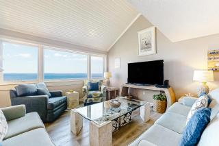 Oceanfront condo with balcony, water views, AC & outdoor pool - 4