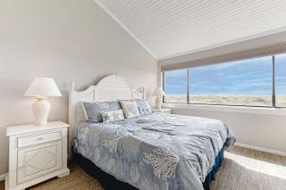 Oceanfront condo with balcony, water views, AC & outdoor pool - 1