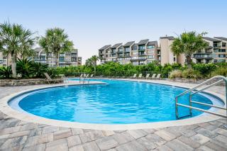 Ocean-view 4th-floor condo with balcony, outdoor pool & central AC - 6