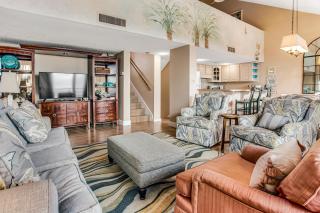 Ocean-view 4th-floor condo with balcony, outdoor pool & central AC - 4