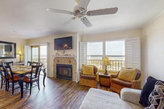 Oceanfront townhome with a furnished balcony, outdoor pool, & tennis - 5