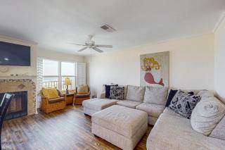 Oceanfront townhome with a furnished balcony, outdoor pool, & tennis - 9