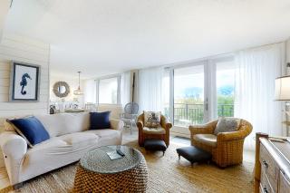 Renovated condo with balcony, lush views, outdoor pool - 9