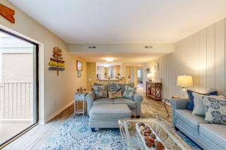 Dog-Friendly Beach Wood villa across the street from the beach with pool - 6