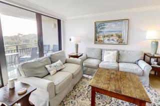 Spacious condo with beach access, balcony, AC & outdoor pool - 9