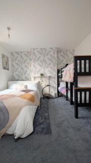 Spacious 3 Bedroom House By WillCo Property Short Lets & Serviced Accommodation Leicester With Games, Parking and Projector - 6
