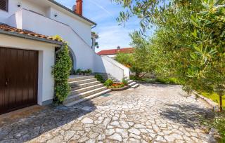 2 Bedroom Lovely Apartment In Malinska - 1