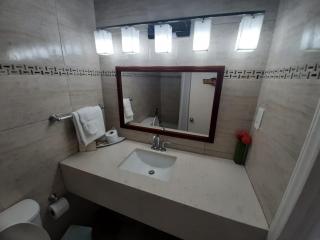 Sunset Shores Beach Hotel - Kingstown - 9