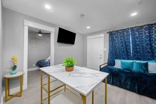 Bright and Airy 2BR with King Bed Free Parking and Pool - Houston - 8