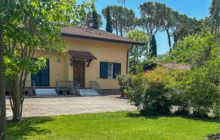 Gorgeous Home In Poveromo With Wifi - Cinquale - 0