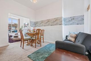 Cosy 3-bedroom house, garden, fast wi-fi, 6 mins walk to Hull fair, 4 mins drive to MKM stadium perfect for Contractors, Families, HRI hospital locum staff and corporate guests - 4