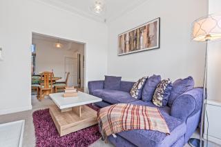 Cosy 3-bedroom house, garden, fast wi-fi, 6 mins walk to Hull fair, 4 mins drive to MKM stadium perfect for Contractors, Families, HRI hospital locum staff and corporate guests - 8