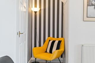 Cosy 3-bedroom house, garden, fast wi-fi, 6 mins walk to Hull fair, 4 mins drive to MKM stadium perfect for Contractors, Families, HRI hospital locum staff and corporate guests - 1
