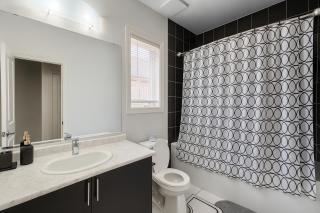 2024 Built Stylish 3BR Cambridge Townhouse with Free Parking, WiFi, Full Kitchen, Laundry, Only 8 Mins to African Lion Safari! Perfect for Family Travel, Group Trips or Work Stays! - Cambridge - 1