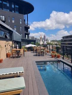 Modern 1 Bedroom Apartment overlooking Sandton City - 2